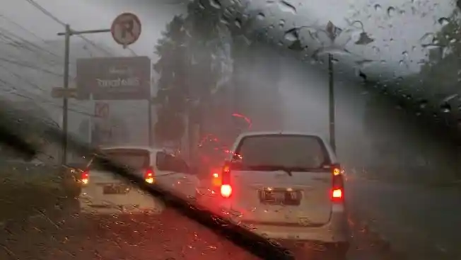 Foto - Belasan Mobil Hancur Akibat Badai di Bandung 