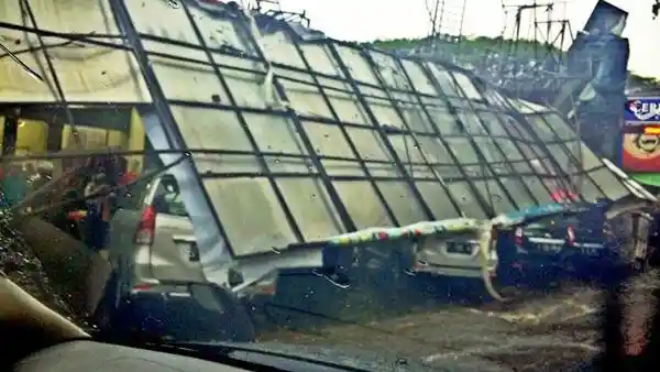 Foto - Belasan Mobil Hancur Akibat Badai di Bandung 