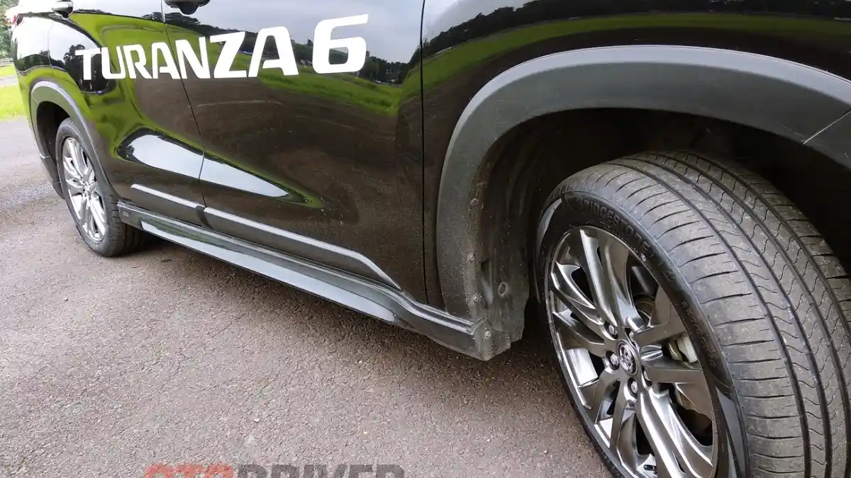 Foto - Bridgestone Tebar Paket Spesial Dan Konsultasi Soal Ban Di IIMS 2025