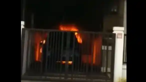 Foto - Mungkinkah Mobil Terbakar Sendiri Saat Parkir dan Mesin Mati?