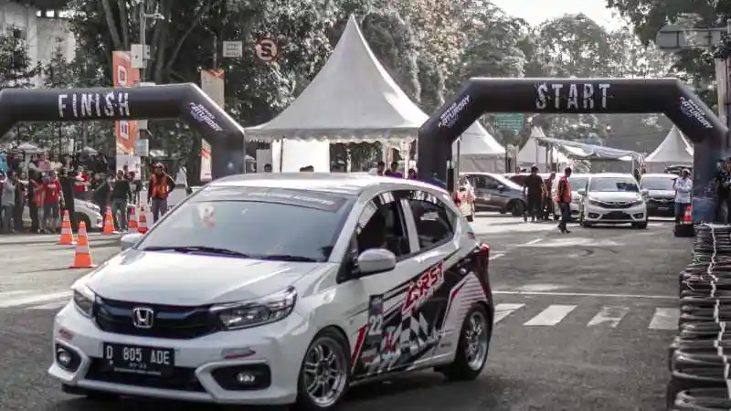 Berita - Ketika Honda Brio Ukir Prestasi di Depan Gedung Sate