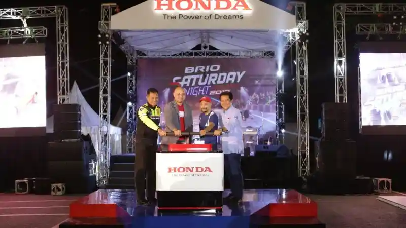 Foto - Ketika Honda Brio Ukir Prestasi di Depan Gedung Sate