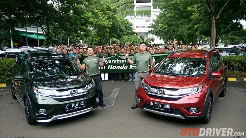 Berita - Badge Pertama Honda BR-V Diserahkan Ke Konsumen Lewat Acara Meriah
