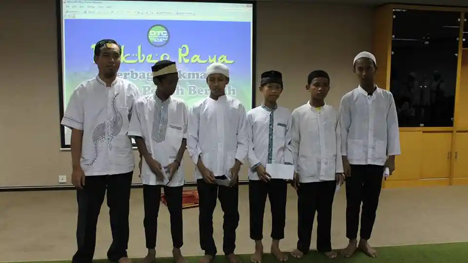 Foto - Daihatsu Taruna Club Bukber di PT ADM Ajak Anak-anak Yatim
