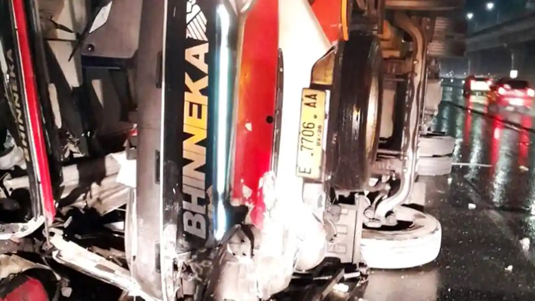 Bus - Lagi-Lagi, Driver Bus Ceroboh Dalam Mengemudi Di Jalan Tol 