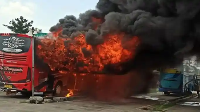 Berita - Port USB Di Jok, Salah Satu Cara Amankan Bus Dari Kebakaran