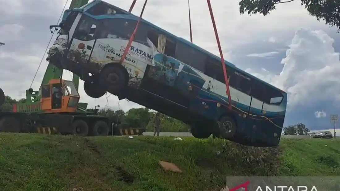 Berita - Lagi, Bus Gagal Hindari Kendaraan Lain Di Tol Sebabkan Nyawa Hilang 