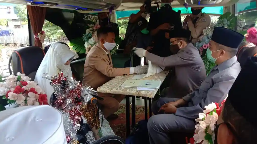 Foto - Unik Nih, Bisa Nikah di Dalam Bus, Berapa Biayanya?