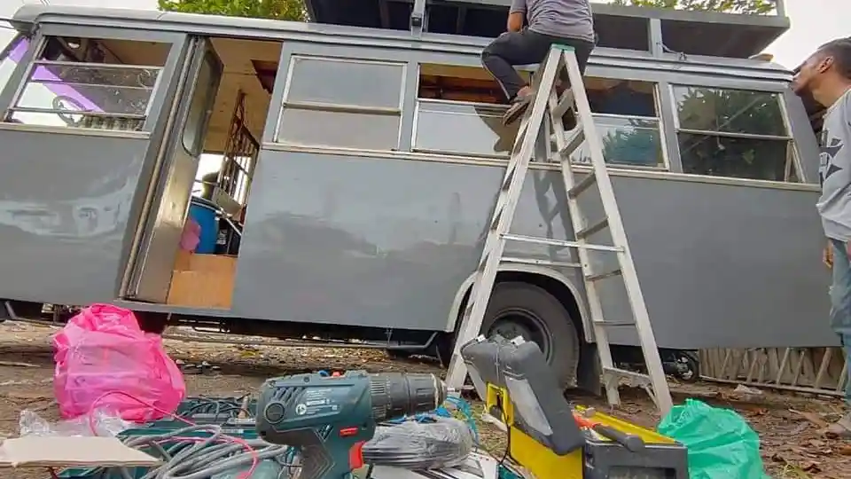 Foto - Unik, Bus Mercedes-Benz Tua Dirombak Jadi Surau Bergerak