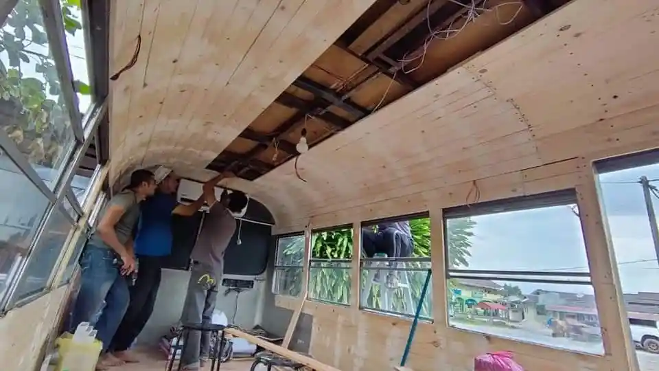 Foto - Unik, Bus Mercedes-Benz Tua Dirombak Jadi Surau Bergerak