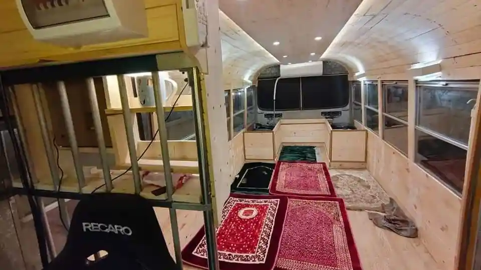 Foto - Unik, Bus Mercedes-Benz Tua Dirombak Jadi Surau Bergerak