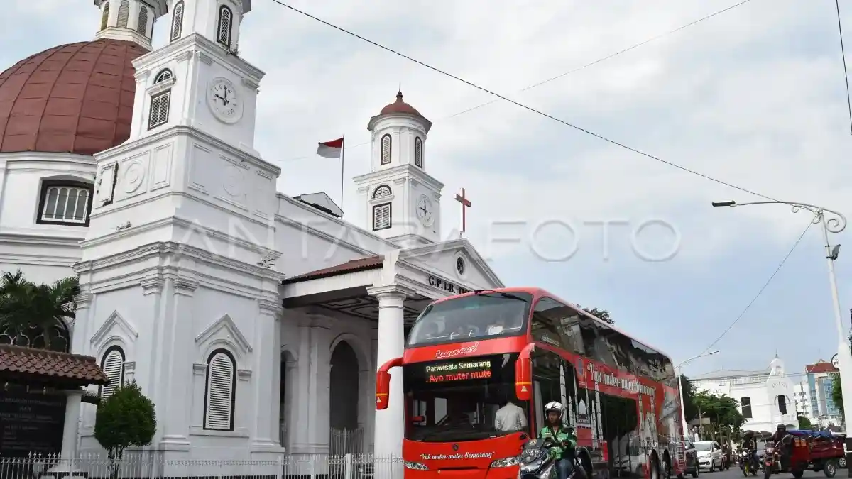 Berita - Keliling Kota Semarang Dengan Bodi Double Decker Langka