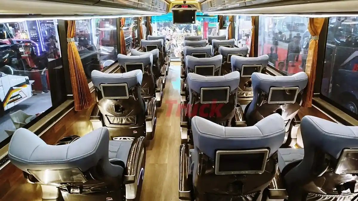 Foto - Damri Memperbarui Armada Lintas Negara Dengan Bus Hino