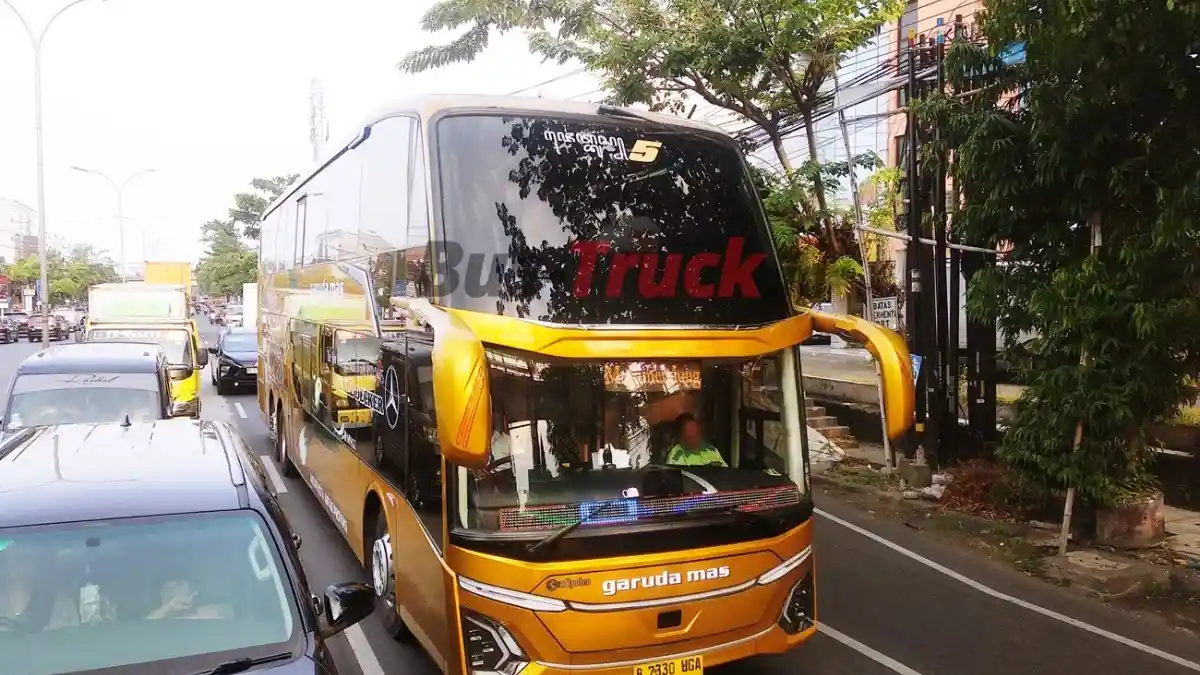 Foto - Di GIIAS 2025 DCVI Serahkan 10 Bus Mercedes-Benz