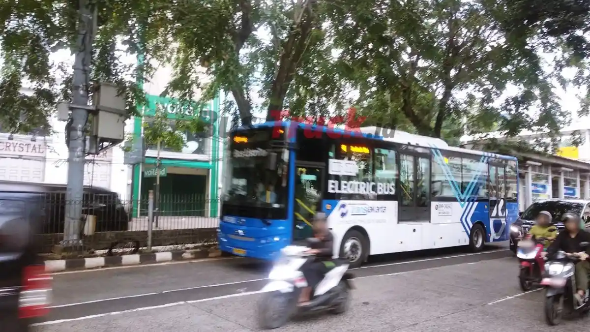 Truk - Bus Dan Truk Penyumbang Polutan Terbesar Di Indonesia, Beralih Ke EV Bisa Jadi Solusi?