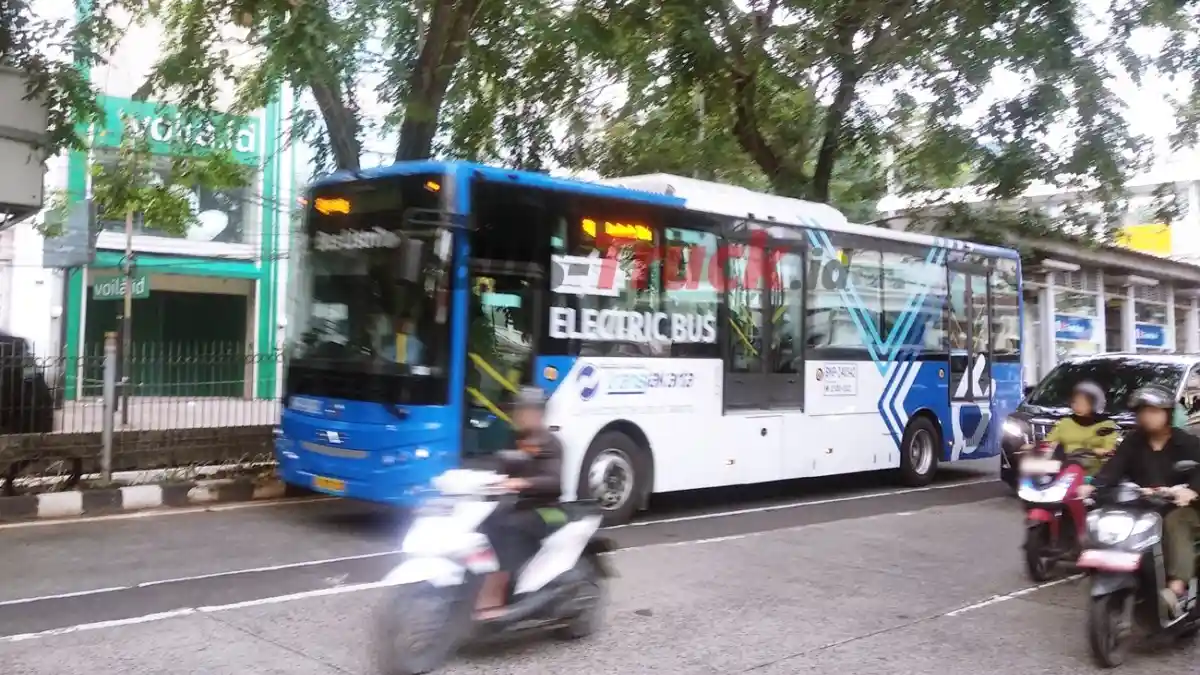 Bus - Karyawan Swasta Juga Bisa Gratis Naik Transjakarta