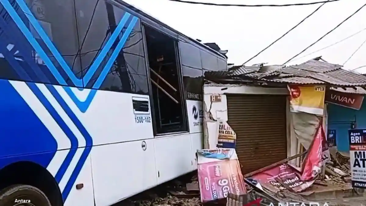 Bus - Ini Dugaan Penyebab Tiga Laka Bus Transjakarta Bulan Ini
