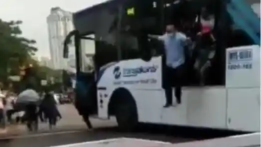 Foto - Mustahil Truk Mogok di Perlintasan Kereta Api?