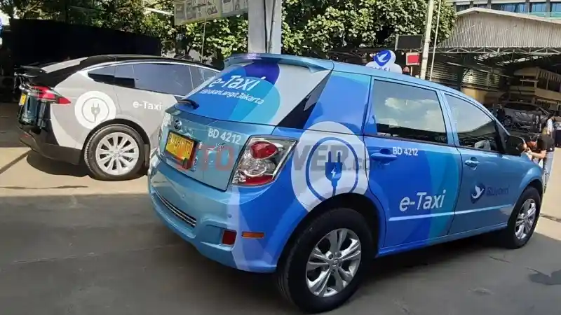 Foto - Perbandingan Kabin Taksi Bluebird Toyota Limo VS BYD e60