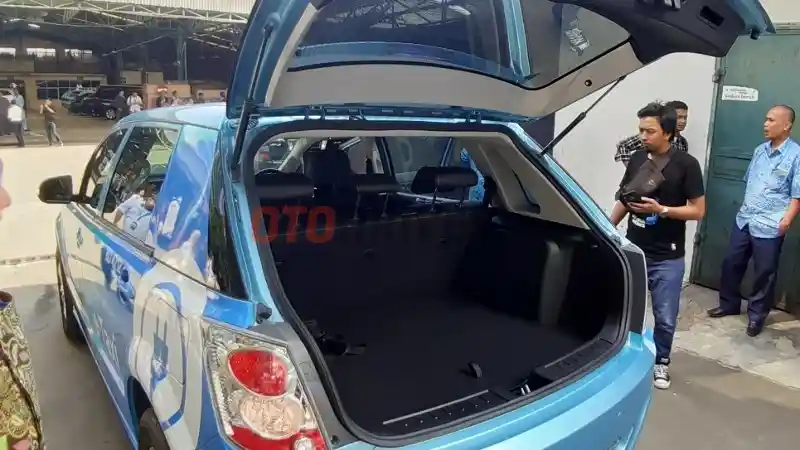 Foto - Perbandingan Kabin Taksi Bluebird Toyota Limo VS BYD e60