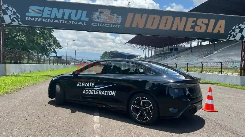 Foto - Merasakan Buasnya BYD Seal, "Kayak Dijambak Setan"