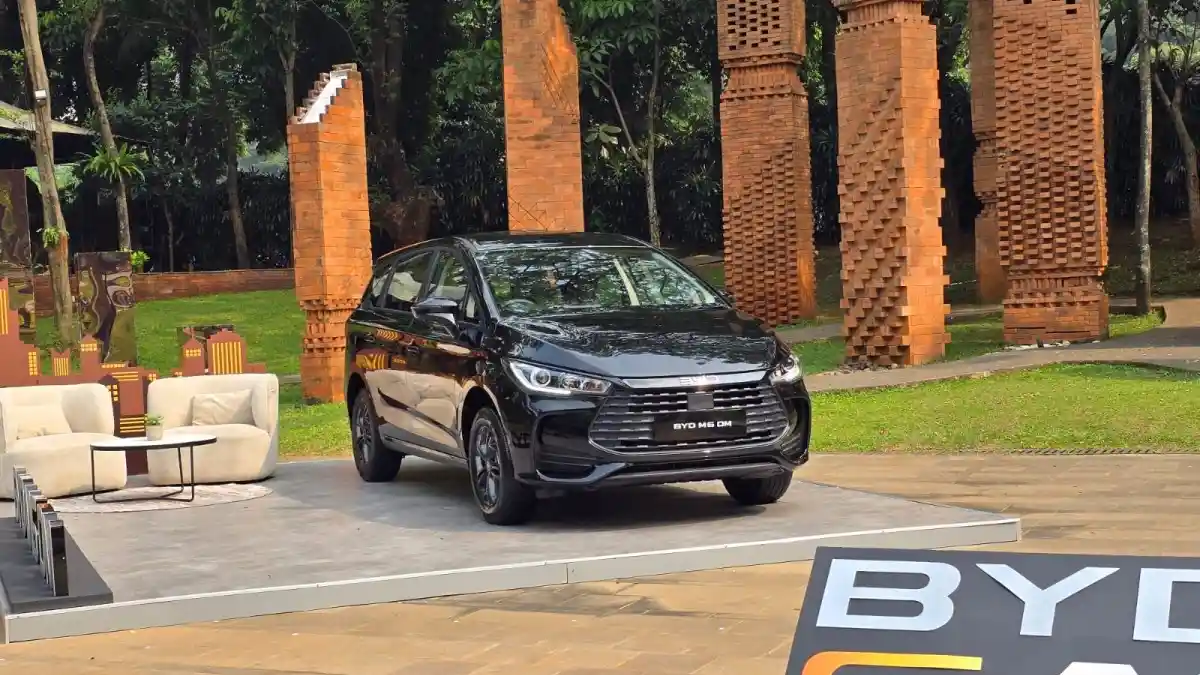 Berita - BYD M6 DM Dijual Mulai Rp 298 Juta, Lebih Murah Dari Veloz Hybrid