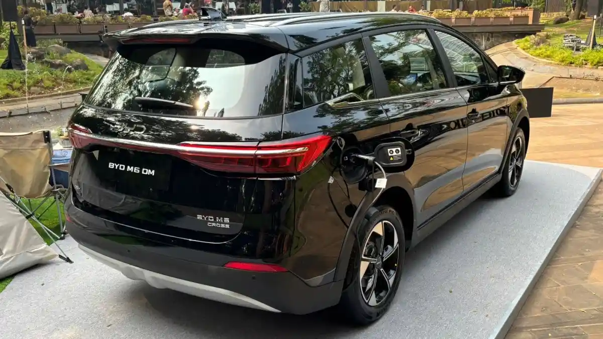 Foto - Selisih Rp 92 Juta, Ini Perbedaan Varian Classic dan Cross BYD M6 DM