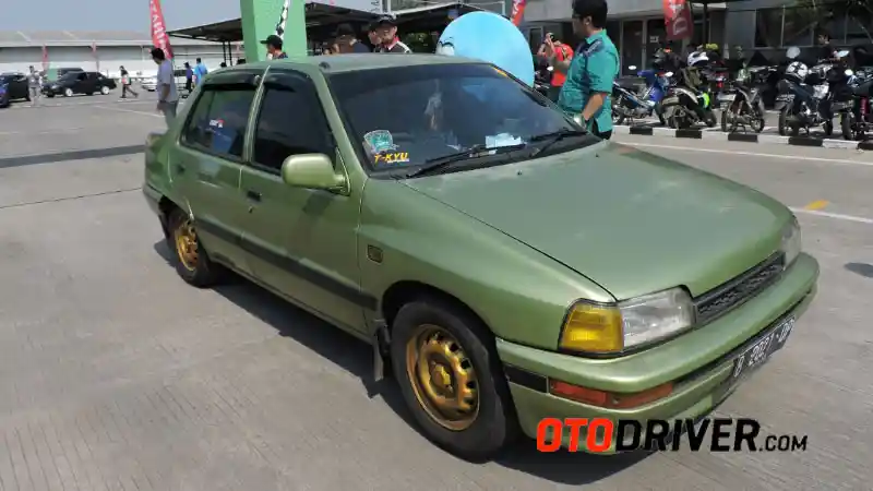 Foto - Charade Classy Winner Community Tak Ragu Mudik Pakai Mobil 90'an