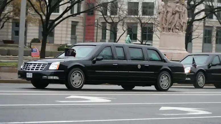 Foto - Melihat Spesifikasi Mobil Presiden Prabowo Cadillac Limousine Saat Kunjungan Di Belanda