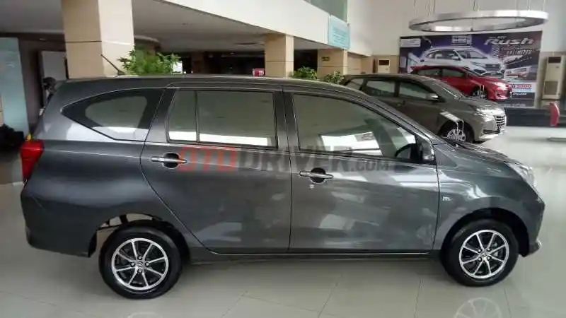 Foto - Facelift-nya Meluncur Pekan Depan, Calya Stok Lama Diskon RP 10 Juta