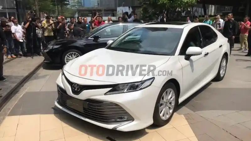 Foto - Tak ada Accord Hybrid, Kesempatan Emas Disikat Camry