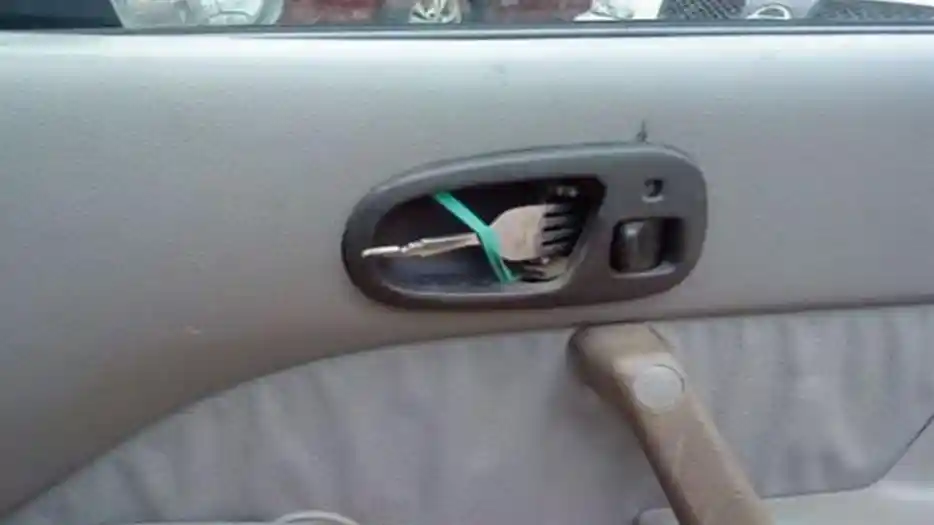 Foto - Gambar Lucu: Mengganti Part Seadanya Saat Darurat