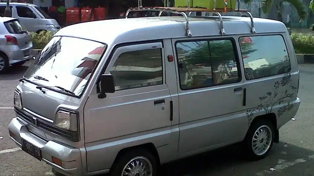Foto - Suzuki Carry 1000, Si Legenda Pikap Bermesin Seliter