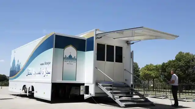 Foto - Truk Hino500 Ini Disulap Jadi Masjid Berjalan untuk Sambut Olimpiade Musim Panas 2020