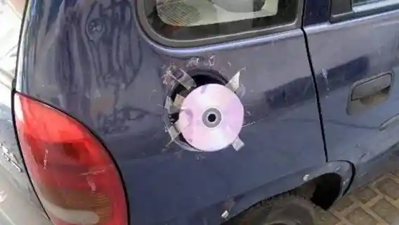 Foto - Gambar Lucu: Mengganti Part Seadanya Saat Darurat