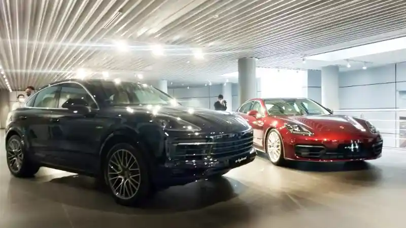 Berita - Setelah Taycan EV, Porsche Geber Panamera dan Cayenne PHEV Di Jalanan Indonesia