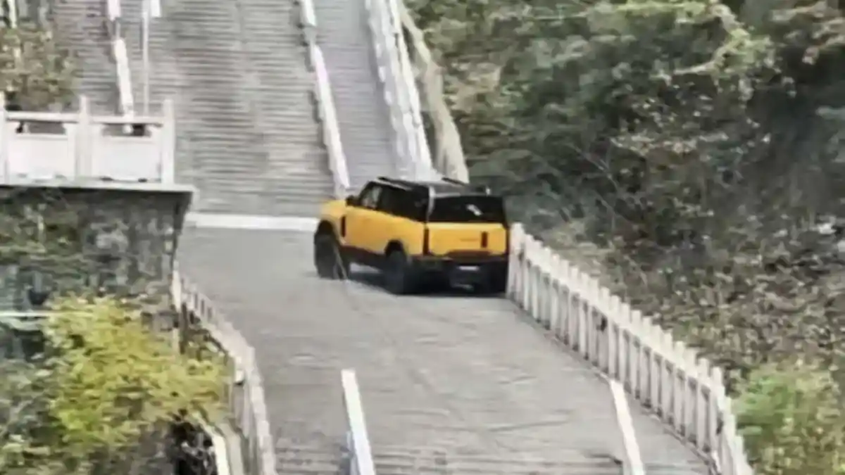 Berita - Chery vs Range Rover, Tidak Semua Bisa Ditiru