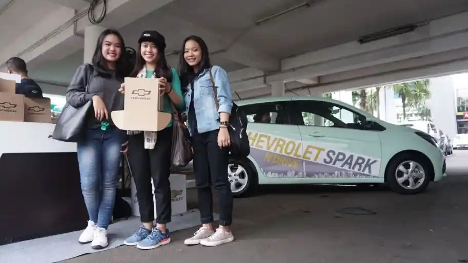 Foto - Chevrolet Spark Dekati 'Kids Jaman Now' di Kawasan Gaul
