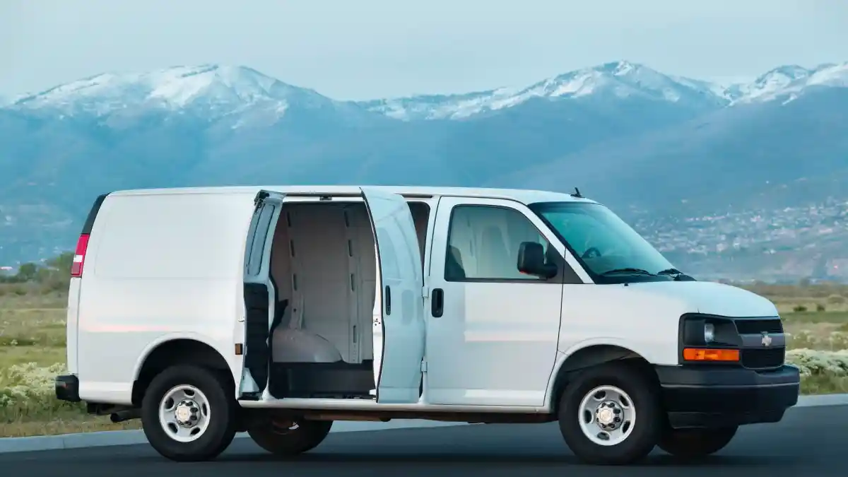 Foto - Chevrolet Express, Van Yang Menolak Untuk Punah