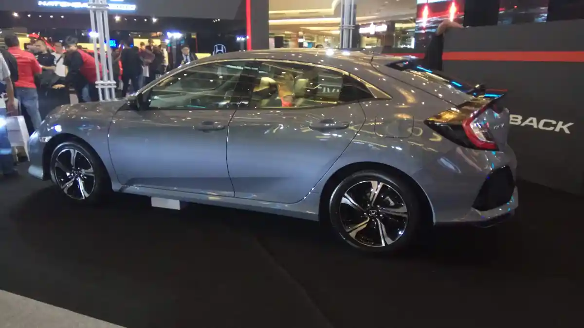 Berita - GALERI: Honda Civic Turbo Hatchback (20 FOTO)