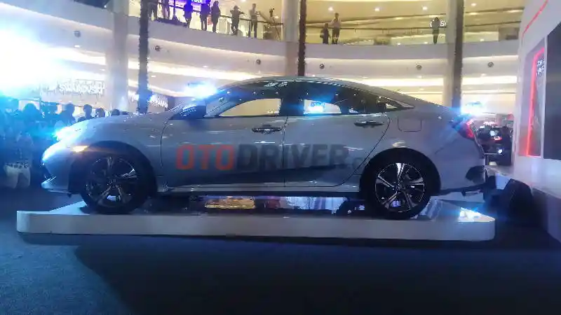 Foto - Komparasi Spek Sedan Honda Civic Turbo VS Mazda 3