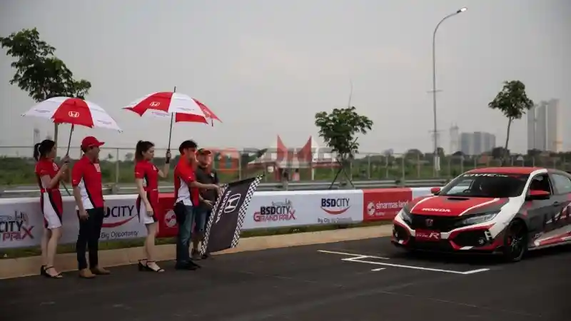 Foto - Enaknya Jadi Pemilik Civic Type R, Difasilitasi Cicipi Sirkuit BSD