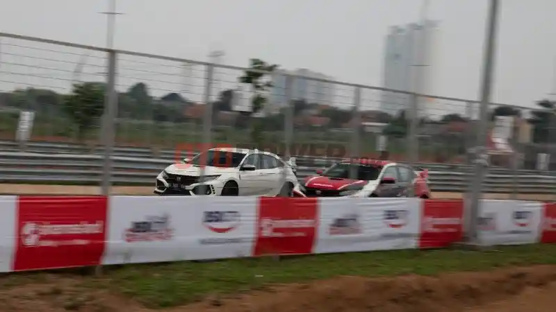 Foto - Enaknya Jadi Pemilik Civic Type R, Difasilitasi Cicipi Sirkuit BSD