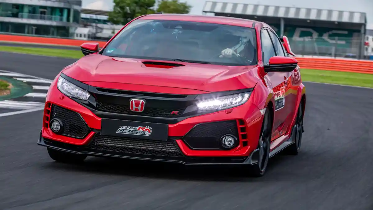 Foto - Honda Civic Type R Melesat di Sirkuit Silverstone, Apa Hasilnya?