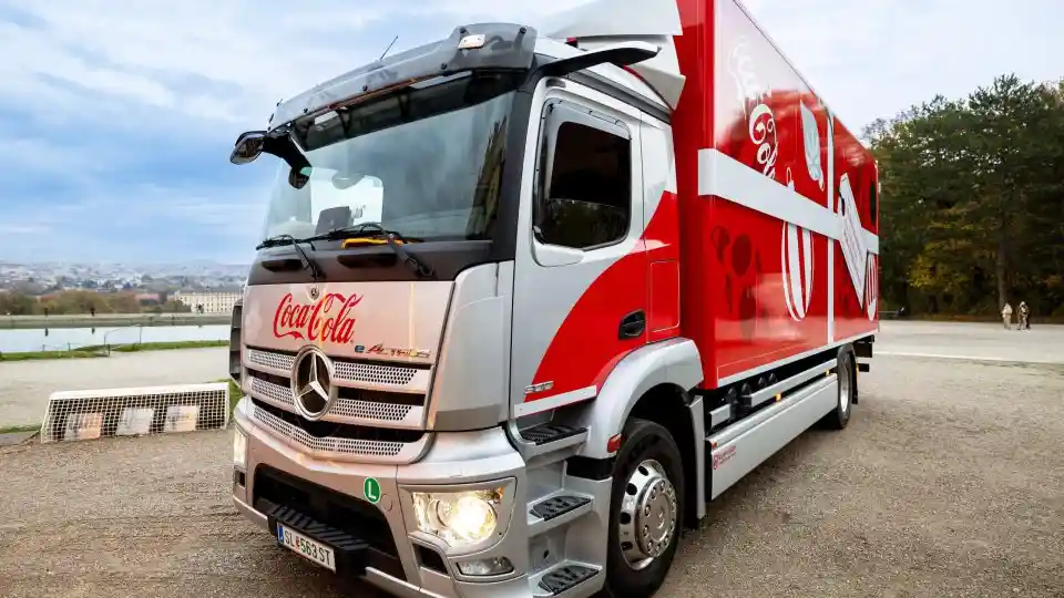 Truk - Truk Coca-Cola Tanpa Emisi Sambut Natal 