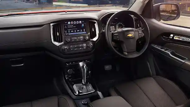 Foto - Komparasi Isuzu D-Max Rodeo VGT AT VS Chevrolet Colorado High Country AT