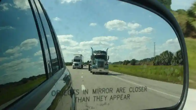 Foto - "Obyek yang Terlihat di Spion Lebih Dekat dari yang Sebenarnya"