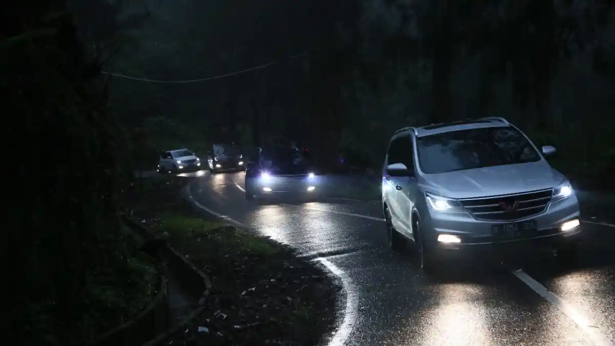 Foto - Wuling Cortez Pakai iAMT dan Front Wheel Drive Dicoba Menanjak di Bromo