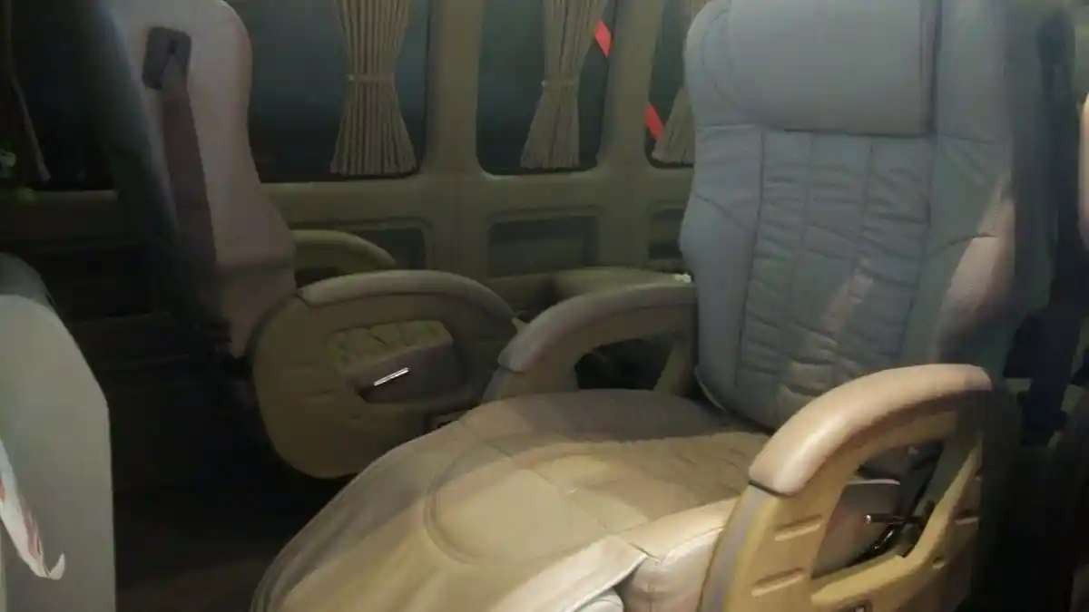 Foto - Baze : Menyulap Bis Dengan Interior Custom