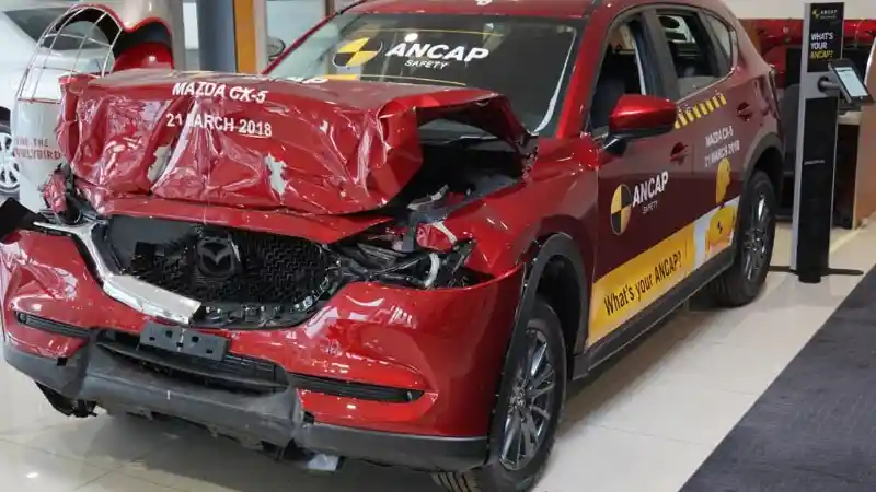 Foto - Dealer-Dealer Ini Pajang Mobil Bekas Tabrakan Untuk Menarik Perhatian